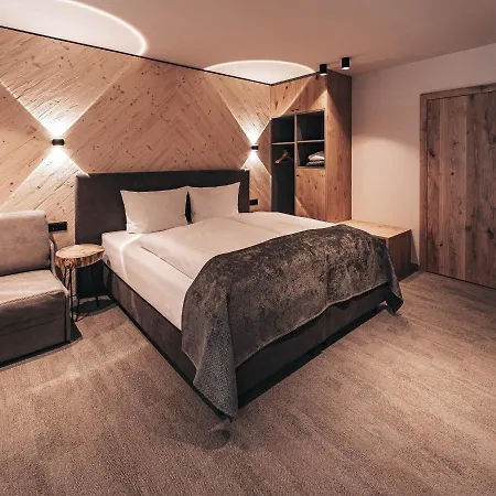 Arlhome - Zuhause Am Arlberg アパートホテル 4*